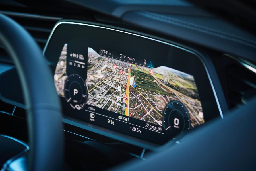Панель приборов Audi e-tron 55 Quattro 2020 года  (AU) (фото 9 из 13)